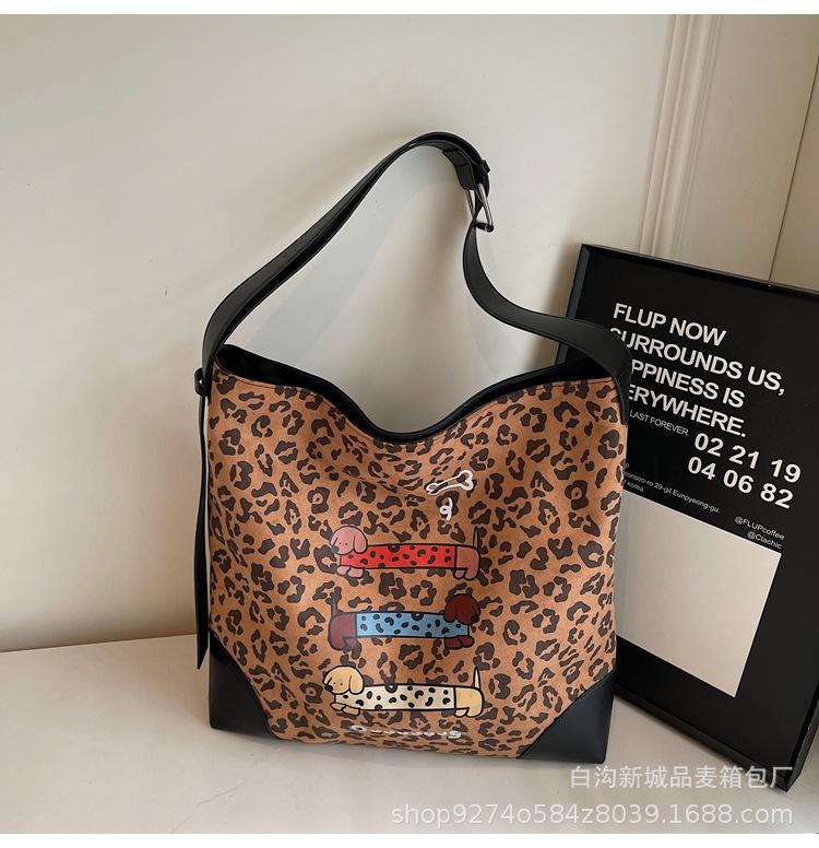 Student class tote bag women s 2025 autumn and winter retro fashion leopard print large capacity backpack casual shoulder women s bag
Student class tote bag women s 2025 autumn and winter retro fashion leopard print large capacity backpack casual shoulder women s bag