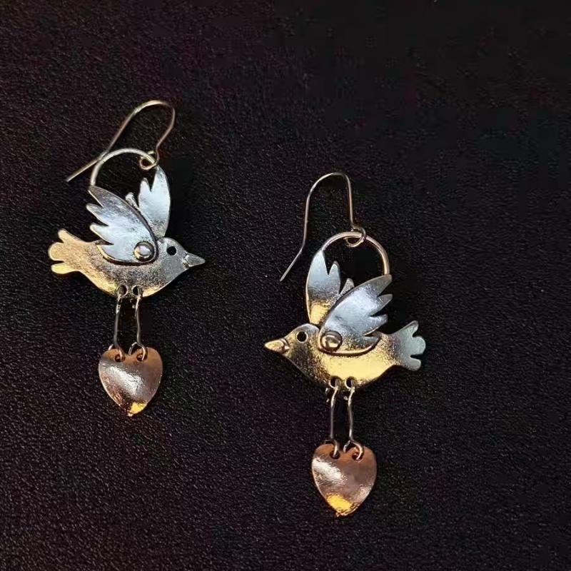 2025 Retro Bohemian Women s Personalized Animal Bird Pendant Earrings Simple Gift
2025 Retro Bohemian Women s Personalized Animal Bird Pendant Earrings Simple Gift