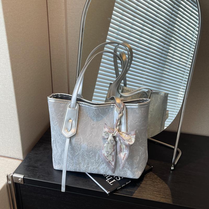 Textured tote bag women s new large-capacity versatile bag fashionable and popular shoulder bag casual class bag чёрный
Textured tote bag women s new large-capacity versatile bag fashionable and popular shoulder bag casual class bag чёрный