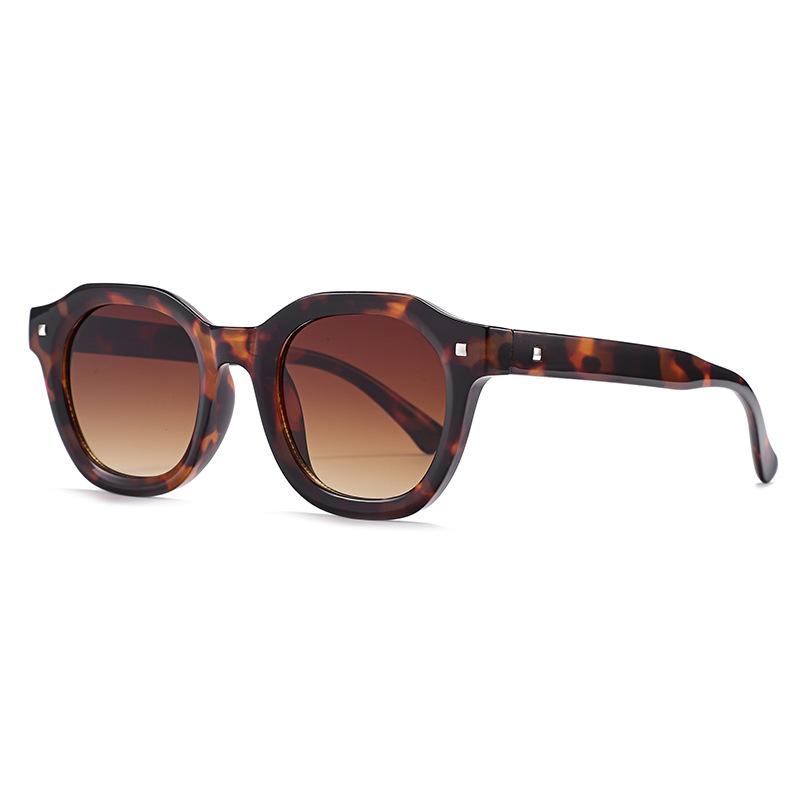 High Quality High End Designer Style Retro Edgy Punk Oversized Riveted Square Shaped Female For Both Male Sun Glasses As the photo
High Quality High End Designer Style Retro Edgy Punk Oversized Riveted Square Shaped Female For Both Male Sun Glasses As the photo