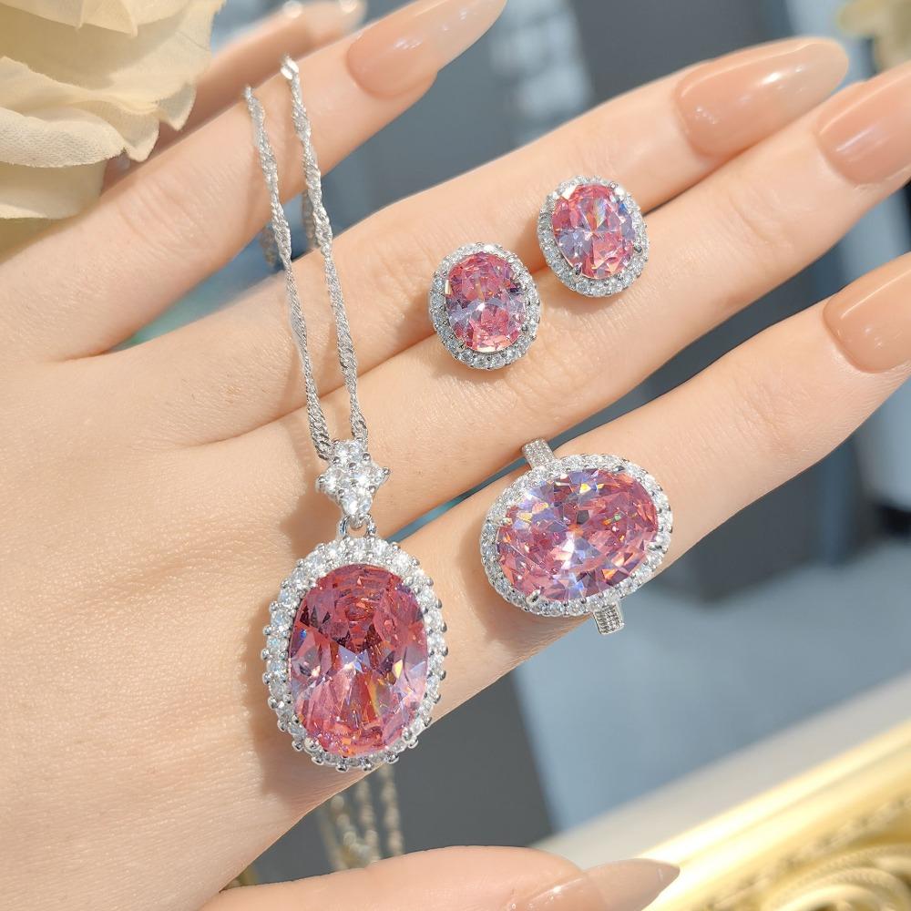 Роскошный ювелирный набор Тяжелый кулон с цветным бриллиантом Серьги-пусеты с голубым топазом Кольцо с розовым драгоценным камнем
Роскошный ювелирный набор Тяжелый кулон с цветным бриллиантом Серьги-пусеты с голубым топазом Кольцо с розовым драгоценным камнем