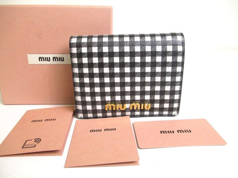 Автентичний компактний гаманець MIU MIU Rose Leather Madras із подвійним складом №a273 відремонтований
Автентичний компактний гаманець MIU MIU Rose Leather Madras із подвійним складом №a273 відремонтований