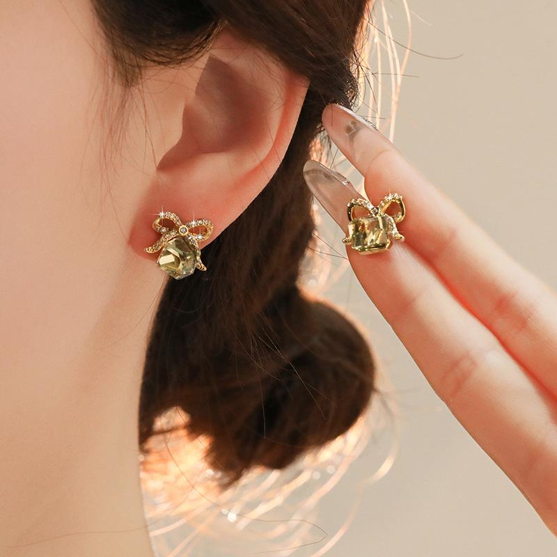 Sparkling Cubic Crystal Bow Earrings 3D Geometric Studs Sweet Minimalist Jewelry Hypoallergenic Lightweight Women Accessory Fashion Earrings 1 Pair
Sparkling Cubic Crystal Bow Earrings 3D Geometric Studs Sweet Minimalist Jewelry Hypoallergenic Lightweight Women Accessory Fashion Earrings 1 Pair