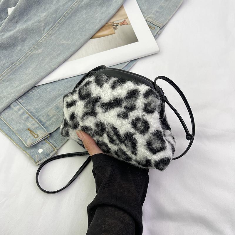 Women Bag Vintage Quality Woolen Material Fashion Ladies Multifunction Small Outdoor Bag Winter Shoulder Messenger Bag Designer 17cm6cm13cm
Women Bag Vintage Quality Woolen Material Fashion Ladies Multifunction Small Outdoor Bag Winter Shoulder Messenger Bag Designer 17cm6cm13cm