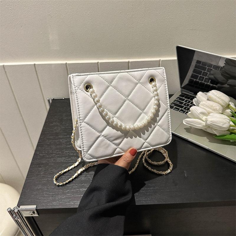 Сумка-тоут женская жемчужная 2024 весна новая модная сумка через плечо с бриллиантами нишевый дизайн простая сумка-мессенджер белый
Сумка-тоут женская жемчужная 2024 весна новая модная сумка через плечо с бриллиантами нишевый дизайн простая сумка-мессенджер белый