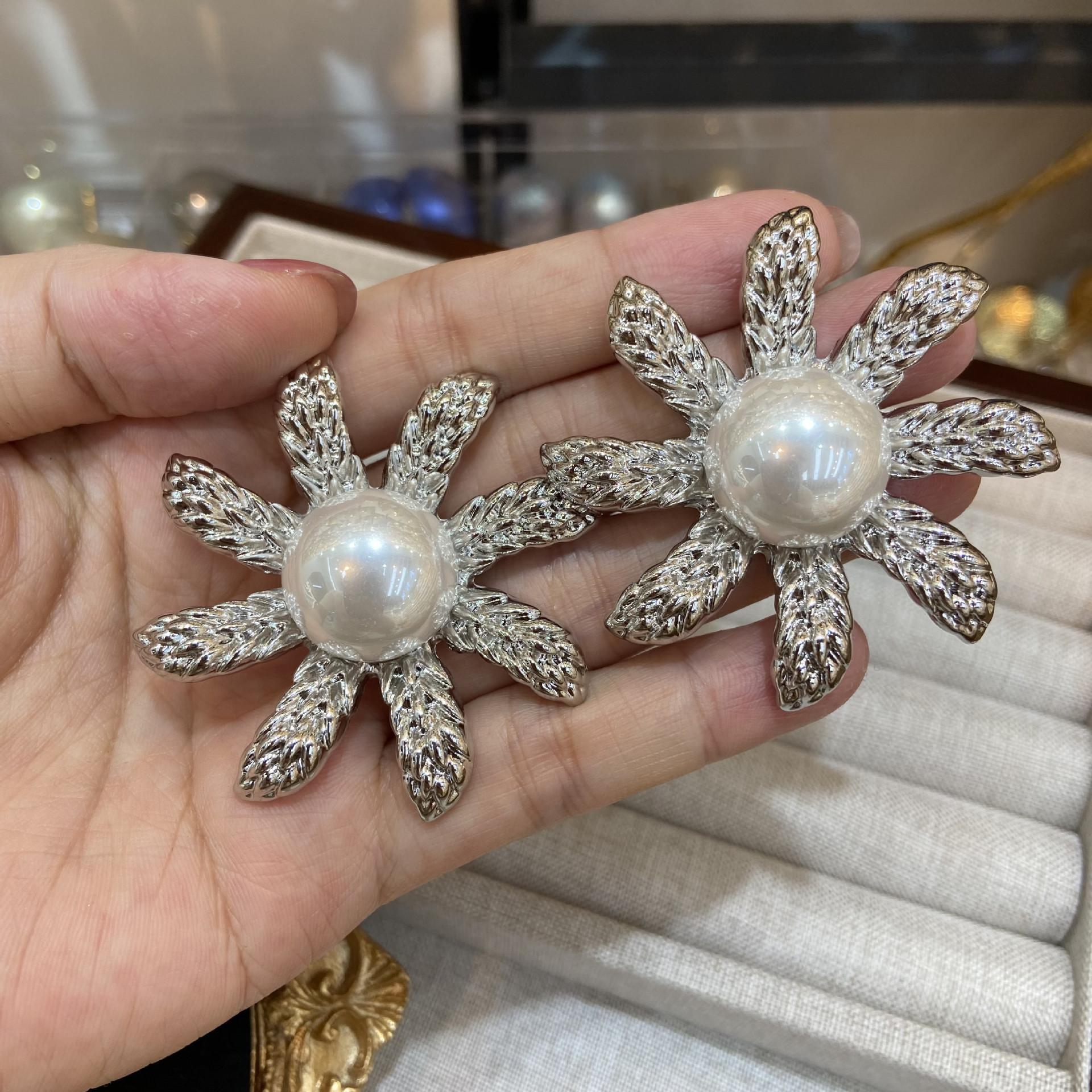 Japanese And Korean Simple Retro Wheat Ears Sunflower Women S Personality Temperament Trend Versatile Earrings
Japanese And Korean Simple Retro Wheat Ears Sunflower Women S Personality Temperament Trend Versatile Earrings