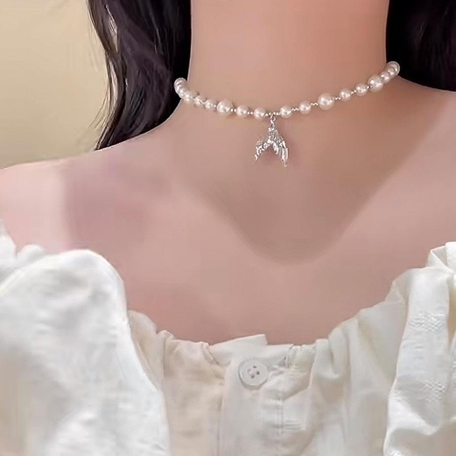 Pearl fishtail beaded pendant necklace retro simple high-end collarbone chain light luxury versatile niche jewelry
Pearl fishtail beaded pendant necklace retro simple high-end collarbone chain light luxury versatile niche jewelry
