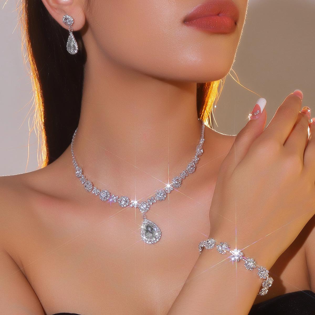 Popular Luxury Sparkling Diamond Exquisite Necklace Earrings Bracelet Three-piece Fashion Water Drop Bridal Jewelry Set
Popular Luxury Sparkling Diamond Exquisite Necklace Earrings Bracelet Three-piece Fashion Water Drop Bridal Jewelry Set