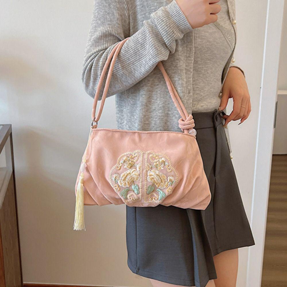 Large Capacity Embroidery Shoulder Bag Ancient Retro Underarm Bag Chinese Style Handbag Travel срібний
Large Capacity Embroidery Shoulder Bag Ancient Retro Underarm Bag Chinese Style Handbag Travel срібний