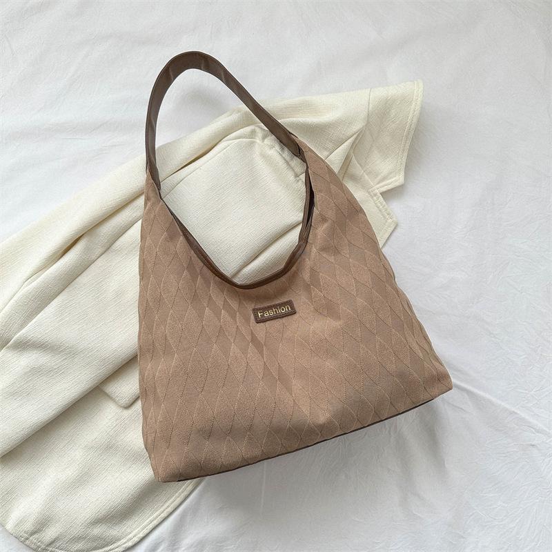 2024 summer new bag women s niche design casual commuter messenger bag women s bag simple and fashionable shoulder bag
2024 summer new bag women s niche design casual commuter messenger bag women s bag simple and fashionable shoulder bag