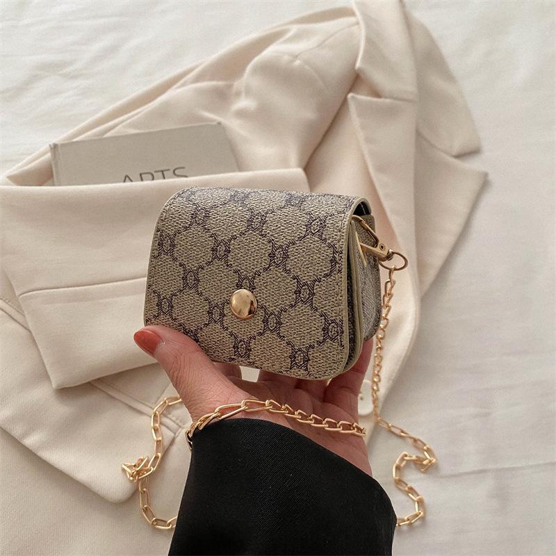 Популярна цього року жіноча сумка 2024 року, нова повсякденна маленька квадратна сумка на ланцюжку, модна сумка через плече, проста сумка-месенджер у корейській версії хакі
Популярна цього року жіноча сумка 2024 року, нова повсякденна маленька квадратна сумка на ланцюжку, модна сумка через плече, проста сумка-месенджер у корейській версії хакі