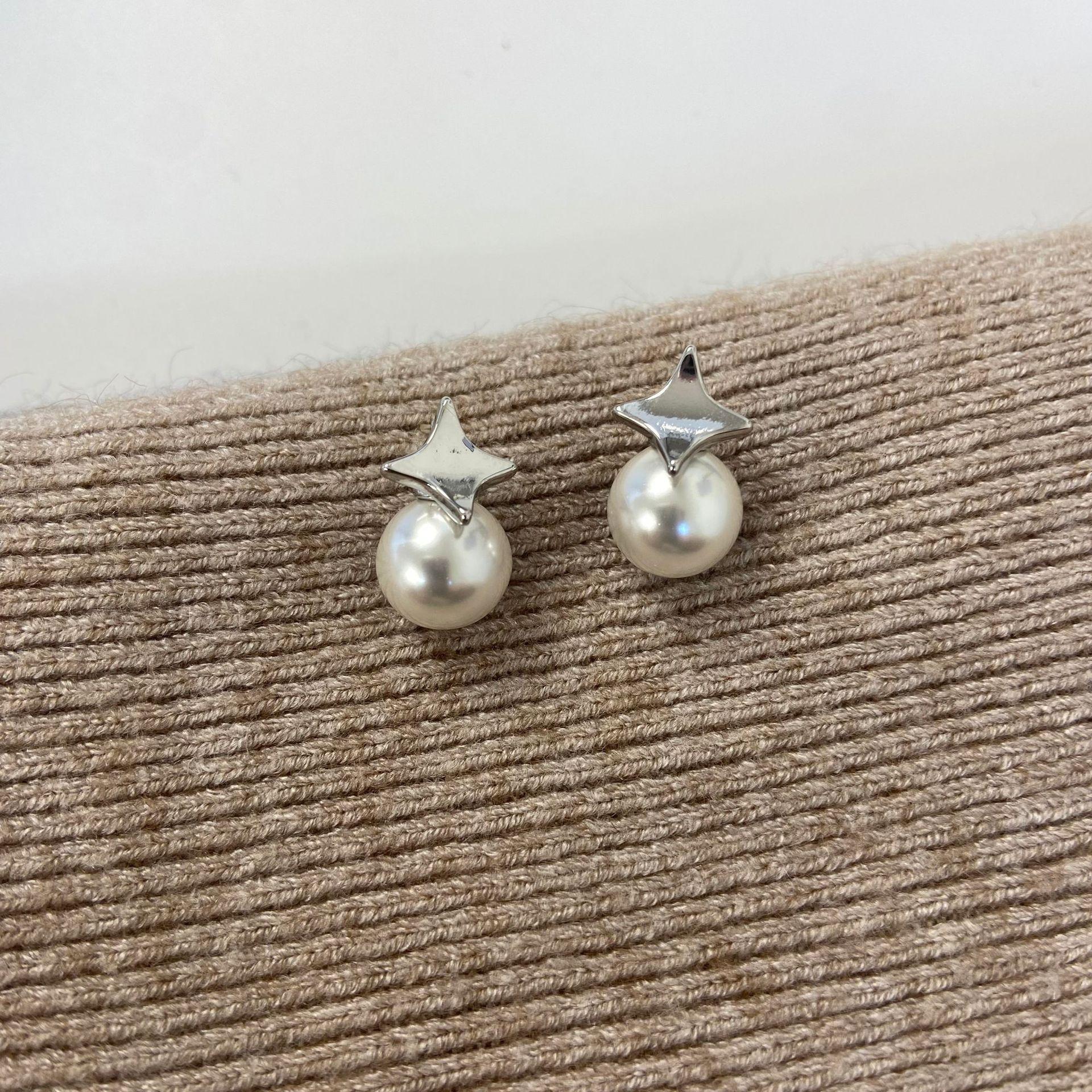 Pearlescent star silver needle tetragonal star tide cool strong light pearl small exquisite earrings women
Pearlescent star silver needle tetragonal star tide cool strong light pearl small exquisite earrings women