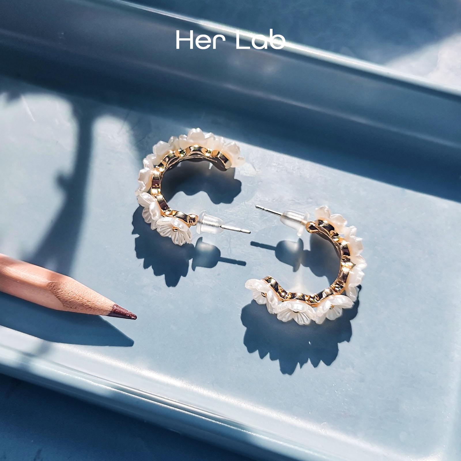 Ее лаборатория | Элегантные серьги-гвоздики с жемчужным цветком для женщин, серьги из стерлингового серебра 925 пробы с имитацией жемчужного цветка
Ее лаборатория | Элегантные серьги-гвоздики с жемчужным цветком для женщин, серьги из стерлингового серебра 925 пробы с имитацией жемчужного цветка