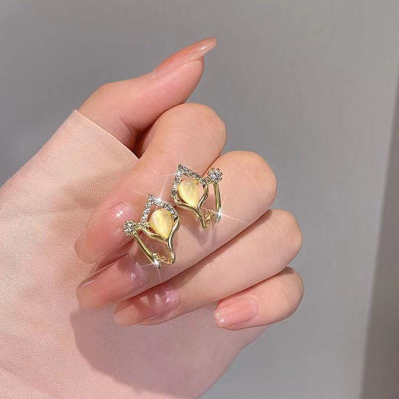 Серьги-гвоздики с белым опалом для женщин, корейские легкие роскошные серьги с цирконием и жемчугом, модные серьги с искусственным жемчугом, милые серьги для девочек, ювелирные изделия
Серьги-гвоздики с белым опалом для женщин, корейские легкие роскошные серьги с цирконием и жемчугом, модные серьги с искусственным жемчугом, милые серьги для девочек, ювелирные изделия