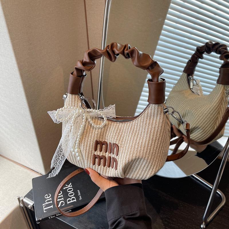 Portable niche letter weaving high value contrasting color small bag women s 2025 new versatile messenger bag чорний
Portable niche letter weaving high value contrasting color small bag women s 2025 new versatile messenger bag чорний
