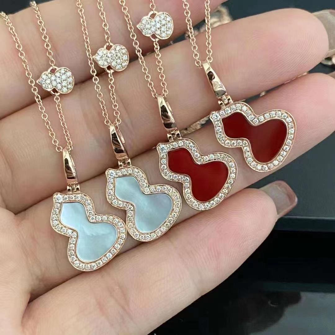 Qi Gourd Necklace: S925 Sterling Silver, Rose Gold, White Mother-of-Pearl, Red Chalcedony, Green Pendant Clavicle Chain for Women.
Qi Gourd Necklace: S925 Sterling Silver, Rose Gold, White Mother-of-Pearl, Red Chalcedony, Green Pendant Clavicle Chain for Women.