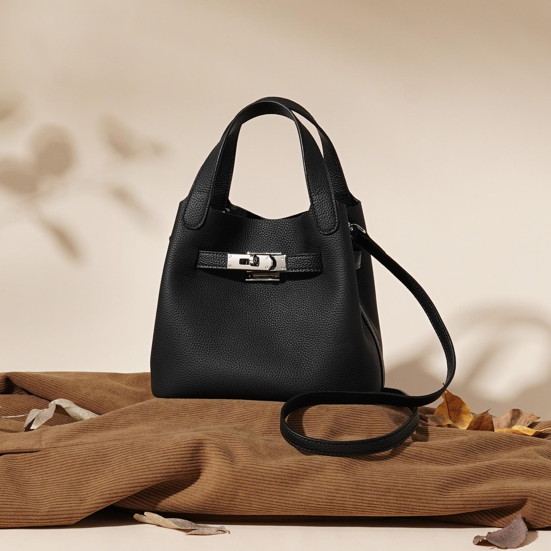 2025 new leather lychee pattern vegetable basket bag shoulder crossbody armpit bag bucket bag commuter fashion women s bag 22.5*14*19.5cm
2025 new leather lychee pattern vegetable basket bag shoulder crossbody armpit bag bucket bag commuter fashion women s bag 22.5*14*19.5cm