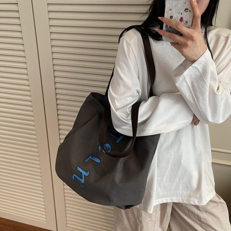 Large capacity embroidered letter tote bag simple versatile lazy style canvas bag women s shoulder cloth bag
Large capacity embroidered letter tote bag simple versatile lazy style canvas bag women s shoulder cloth bag