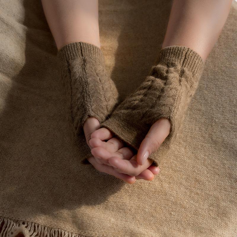 Кашемировые осенне-зимние новые женские перчатки без пальцев с перекрутом для защиты от холода и согревания рук. Модные мягкие восковые перчатки. One Size
Кашемировые осенне-зимние новые женские перчатки без пальцев с перекрутом для защиты от холода и согревания рук. Модные мягкие восковые перчатки. One Size