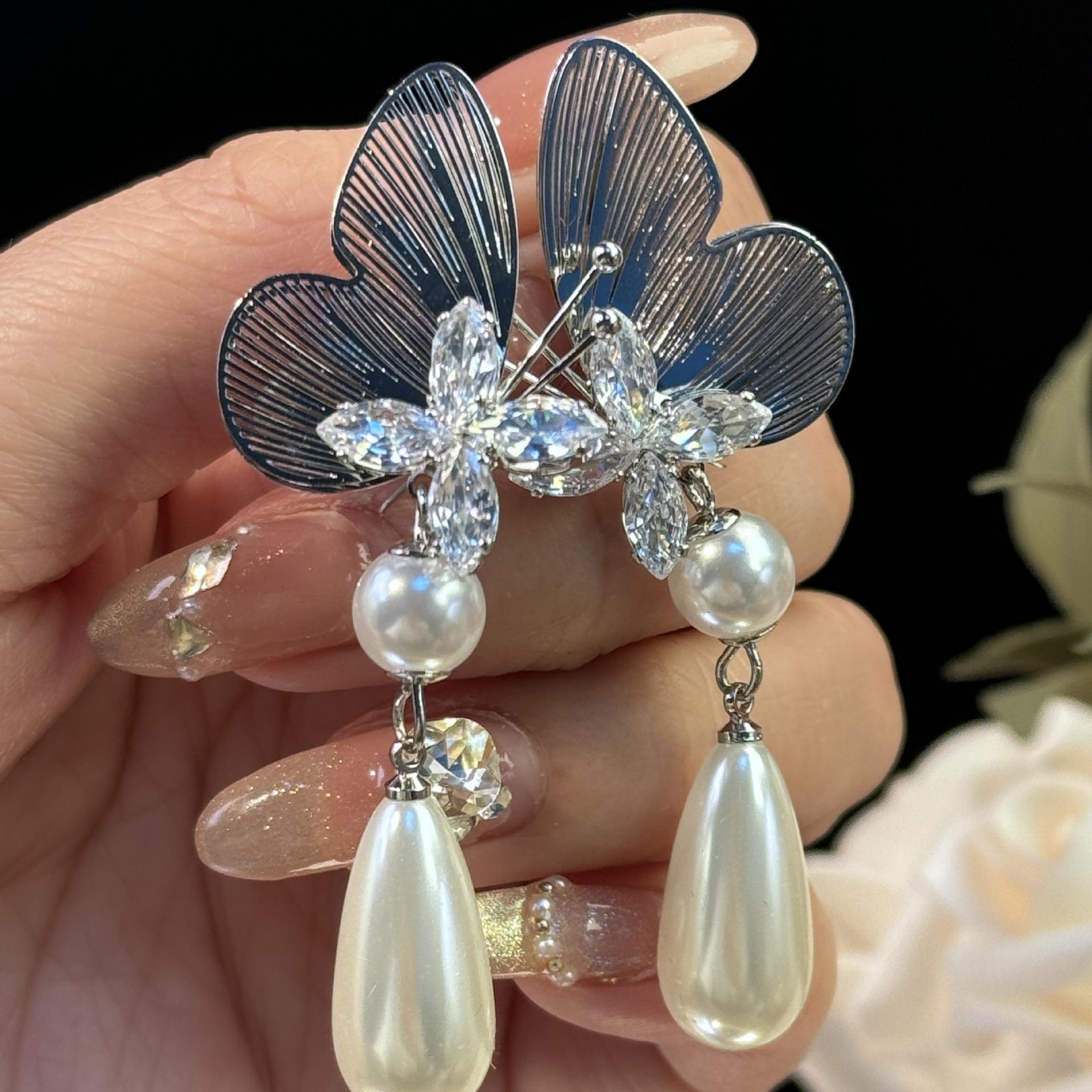 Inlaid hollow butterfly pearl water drop fringed earrings temperament light luxury high sense earrings fashion versatile earrings
Inlaid hollow butterfly pearl water drop fringed earrings temperament light luxury high sense earrings fashion versatile earrings