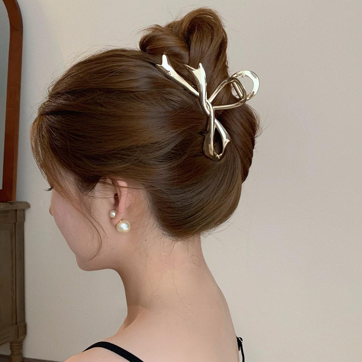 1pc Simple, fashionable, versatile shark clip with high ponytail, gold grip clip, hair hairpin, new Korean metal color hair clip
1pc Simple, fashionable, versatile shark clip with high ponytail, gold grip clip, hair hairpin, new Korean metal color hair clip