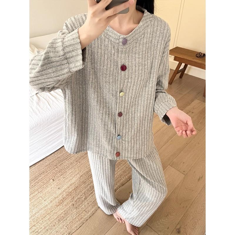 Pajamas women s autumn and winter thickened cashmere thermal suit German velvet loungewear can be worn outside in winter Douyin spot M
Pajamas women s autumn and winter thickened cashmere thermal suit German velvet loungewear can be worn outside in winter Douyin spot M