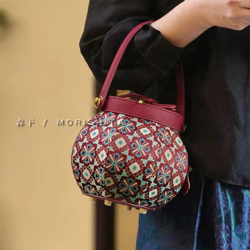 Morishita new Chinese intangible cultural heritage Song Jin lantern bag new national style red early spring portable messenger cowhide women s bag
Morishita new Chinese intangible cultural heritage Song Jin lantern bag new national style red early spring portable messenger cowhide women s bag