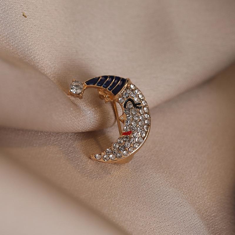 Smiley Moon Brooch Advanced Sense Light Luxury Cute Female Creative Pin Anti-light Buckle Neckline Corsage Clothes Decoration
Smiley Moon Brooch Advanced Sense Light Luxury Cute Female Creative Pin Anti-light Buckle Neckline Corsage Clothes Decoration