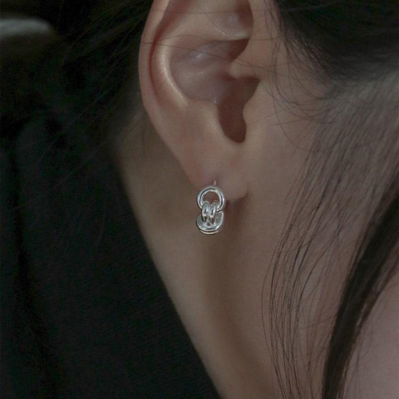 youngglow silver925 double knotted earrings (2color) Gold (5,000 won)
youngglow silver925 double knotted earrings (2color) Gold (5,000 won)