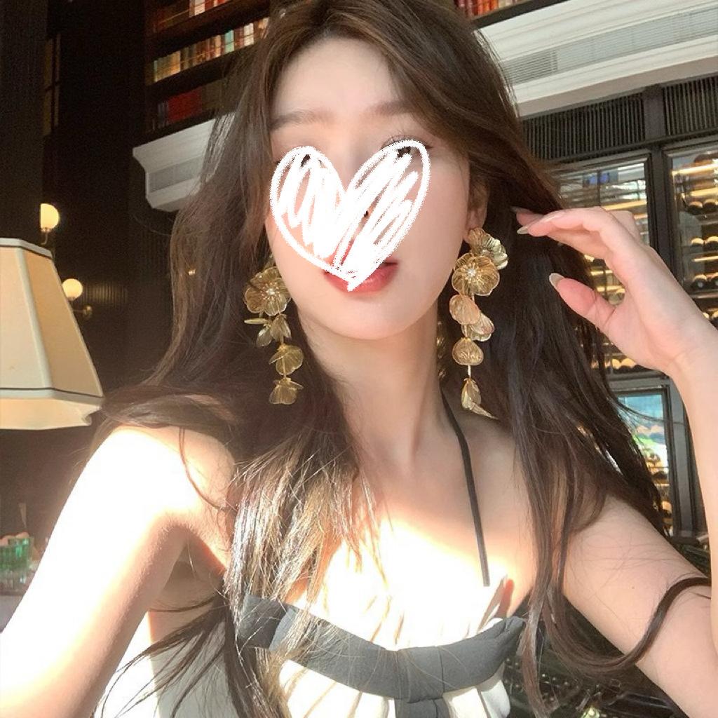 French gold flower tassel unique earrings women s high-end sense light luxury beautiful stud earrings exaggerated and small face
French gold flower tassel unique earrings women s high-end sense light luxury beautiful stud earrings exaggerated and small face