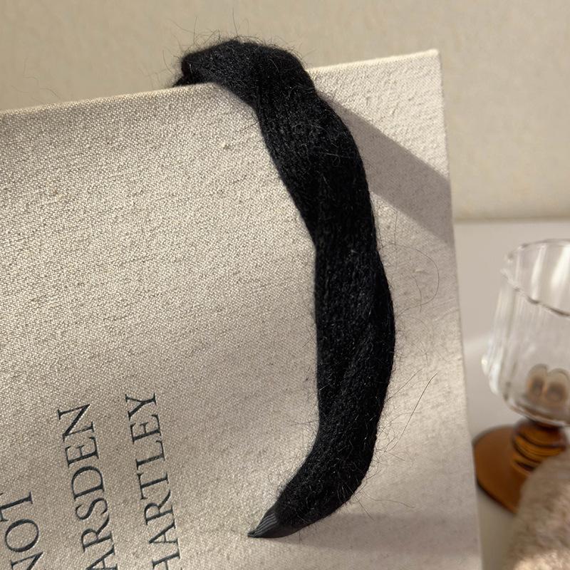 Gentle autumn/winter wool braided twist hair band Fluffy with teeth anti-slip pressure hair band face wash hair accessory чорний
Gentle autumn/winter wool braided twist hair band Fluffy with teeth anti-slip pressure hair band face wash hair accessory чорний