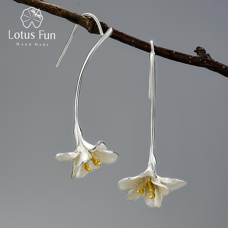 Необычные длинные элегантные висячие серьги Lotus Fun с цветком фрезии для женщин, роскошные свадебные украшения из стерлингового серебра 925 пробы
Необычные длинные элегантные висячие серьги Lotus Fun с цветком фрезии для женщин, роскошные свадебные украшения из стерлингового серебра 925 пробы