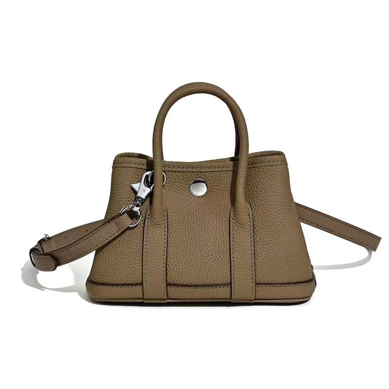 Garden bag mini calfskin shoulder messenger bag women s new niche handbag light luxury commuter armpit bag women s bag 20*9*12cm
Garden bag mini calfskin shoulder messenger bag women s new niche handbag light luxury commuter armpit bag women s bag 20*9*12cm