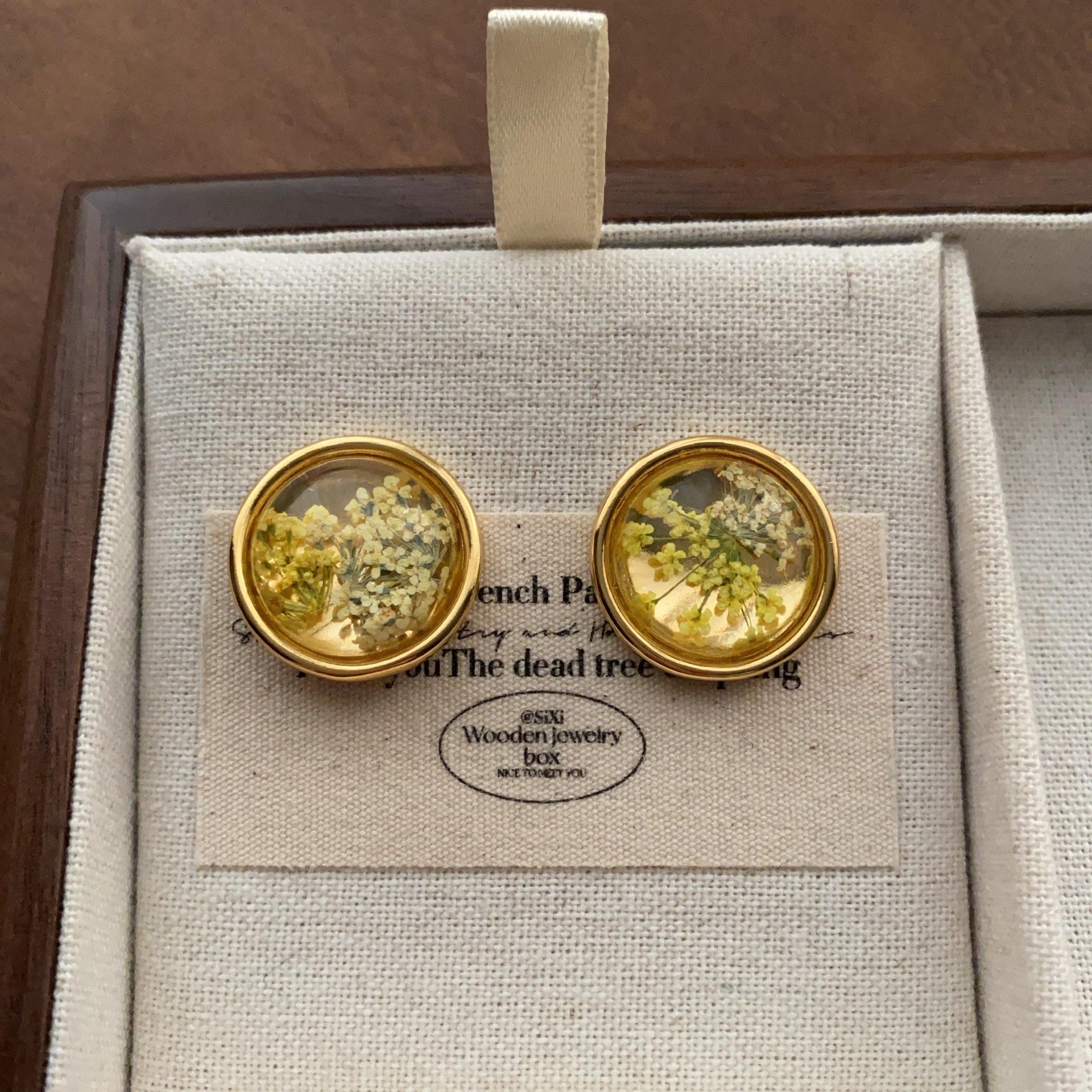 Round transparent resin dried flower stud earrings, unique texture, high sense of art, gentle fashion, light luxury earrings, women
Round transparent resin dried flower stud earrings, unique texture, high sense of art, gentle fashion, light luxury earrings, women