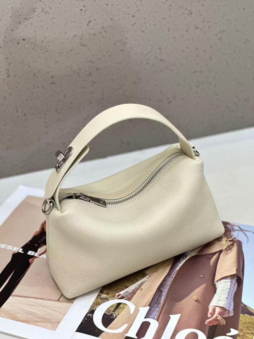 Korean Niche Women s Handbag 2025 New Style Simple Casual Underarm Bag Shoulder Manufacturer s Approval Length: 22X9X11cm
Korean Niche Women s Handbag 2025 New Style Simple Casual Underarm Bag Shoulder Manufacturer s Approval Length: 22X9X11cm