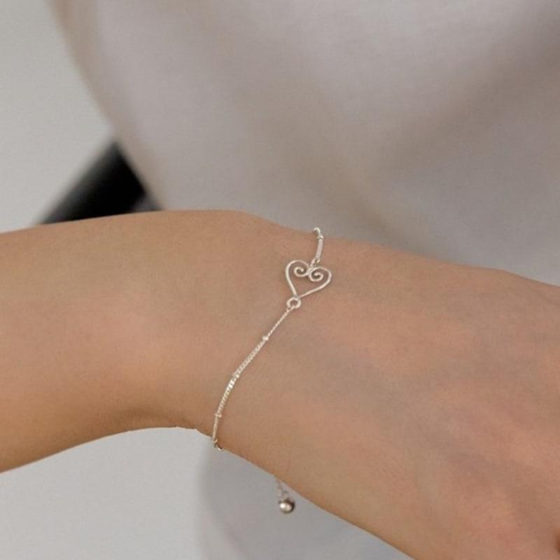 moi moi Scroll heart bracelet 16-18cm (length adjustable with silicone ball)
moi moi Scroll heart bracelet 16-18cm (length adjustable with silicone ball)