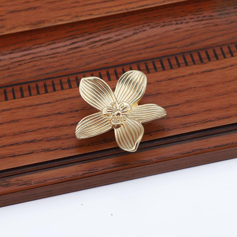 1pc Zinc Alloy Handle Golden Drawer Knob Retro Cabinet Door Handles Furniture Decoration 61x18mm
1pc Zinc Alloy Handle Golden Drawer Knob Retro Cabinet Door Handles Furniture Decoration 61x18mm
