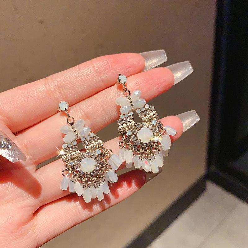 Korean version of exquisite fashion high-end fringed earrings, light luxury retro ethnic style niche design earrings
Korean version of exquisite fashion high-end fringed earrings, light luxury retro ethnic style niche design earrings
