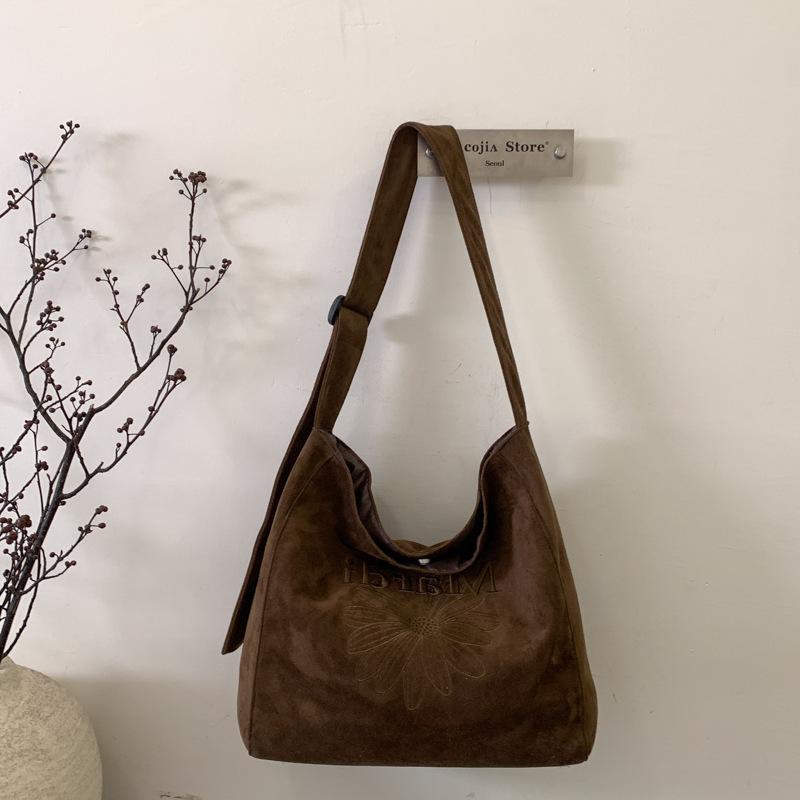 Brown Suede Vintage Bucket Bag Daisy Embossing Korean Versatile Shoulder Bag Underarm Bag Large Capacity Fashi Crossbody Bag 42X11X33CM коричневий
Brown Suede Vintage Bucket Bag Daisy Embossing Korean Versatile Shoulder Bag Underarm Bag Large Capacity Fashi Crossbody Bag 42X11X33CM коричневий