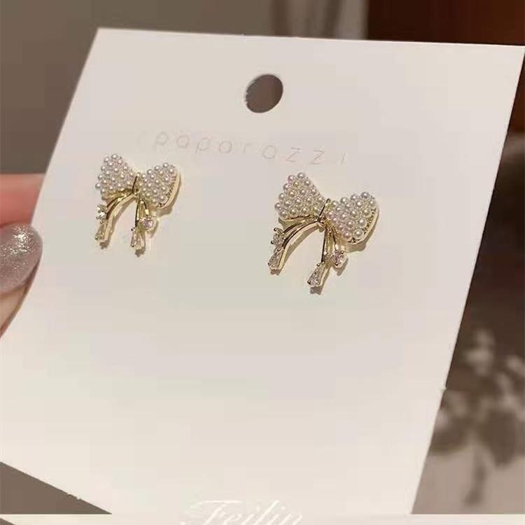 Женские серьги, новые милые маленькие свежие серьги-бабочки, популярные серьги-гвоздики с бантом, простые маленькие ювелирные изделия, подарки
Женские серьги, новые милые маленькие свежие серьги-бабочки, популярные серьги-гвоздики с бантом, простые маленькие ювелирные изделия, подарки