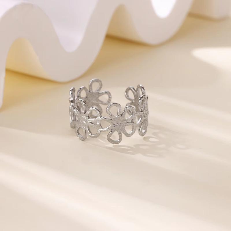 Creative Hollow Five-petaled Flower Daisies Titanium Steel Ring Earrings Bracelet Jewelry Set Summer Explosion
Creative Hollow Five-petaled Flower Daisies Titanium Steel Ring Earrings Bracelet Jewelry Set Summer Explosion