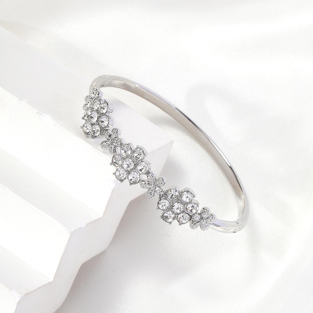 Elegant Flower Inlaid Diamond Women s Bracelet - Light Luxury European & American Style
Elegant Flower Inlaid Diamond Women s Bracelet - Light Luxury European & American Style