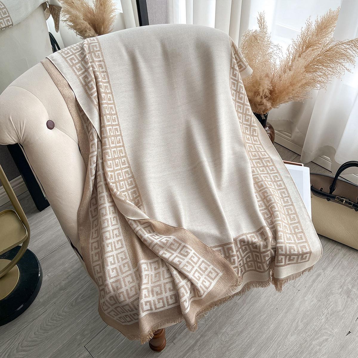 Fashion Imitation Cashmere Elegant Scarf Shawl Dual-Purpose Shawl Korean Spring And Summer Classic Warm Gold Thread Scarf Women 185*65 білий
Fashion Imitation Cashmere Elegant Scarf Shawl Dual-Purpose Shawl Korean Spring And Summer Classic Warm Gold Thread Scarf Women 185*65 білий