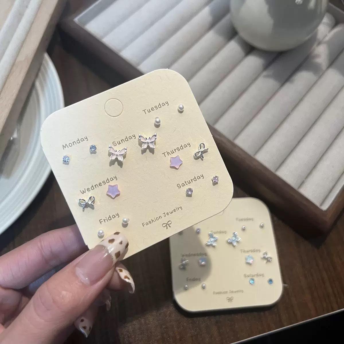Chunri Mori is small, fresh and cute, sweet little butterfly stud earrings, elegant and small temperament, simple and versatile ear bone woman
Chunri Mori is small, fresh and cute, sweet little butterfly stud earrings, elegant and small temperament, simple and versatile ear bone woman