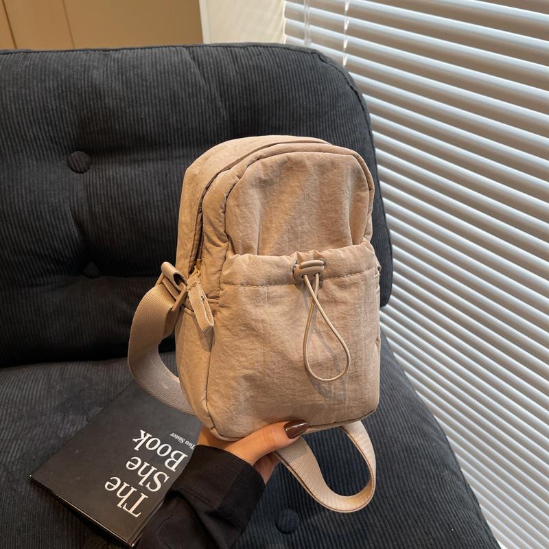 Повседневная и легкая маленькая сумка Женская сумка-кроссбоди на шнурке для мобильного телефона Весенне-летняя простая спортивная маленькая квадратная сумка на одно плечо хаки
Повседневная и легкая маленькая сумка Женская сумка-кроссбоди на шнурке для мобильного телефона Весенне-летняя простая спортивная маленькая квадратная сумка на одно плечо хаки