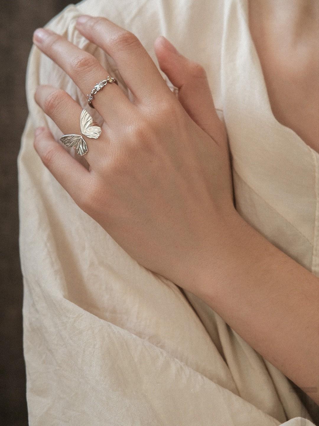 Кольцо-бабочка из натурального серебра S925 пробы для женщин, простое и компактное, в стиле Мори, открывающееся универсальное ювелирное изделие серебряный
Кольцо-бабочка из натурального серебра S925 пробы для женщин, простое и компактное, в стиле Мори, открывающееся универсальное ювелирное изделие серебряный