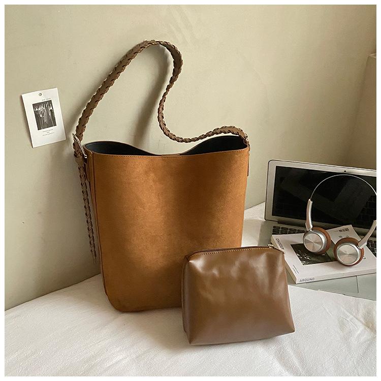 Осень и зима корейская версия модная сумка-ведро для通勤 для женщин 2025 новый темперамент универсальная сумка под мышкой в иностранном стиле большая сумка коричневый
Осень и зима корейская версия модная сумка-ведро для通勤 для женщин 2025 новый темперамент универсальная сумка под мышкой в иностранном стиле большая сумка коричневый