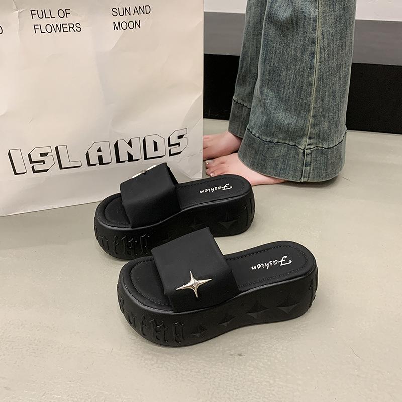 Летние новые однословные шлепанцы на толстой подошве и высоком каблуке, женские, на танкетке, увеличивающие рост, пляжная обувь, сандалии на танкетке, ленивые 40 чёрный
Летние новые однословные шлепанцы на толстой подошве и высоком каблуке, женские, на танкетке, увеличивающие рост, пляжная обувь, сандалии на танкетке, ленивые 40 чёрный