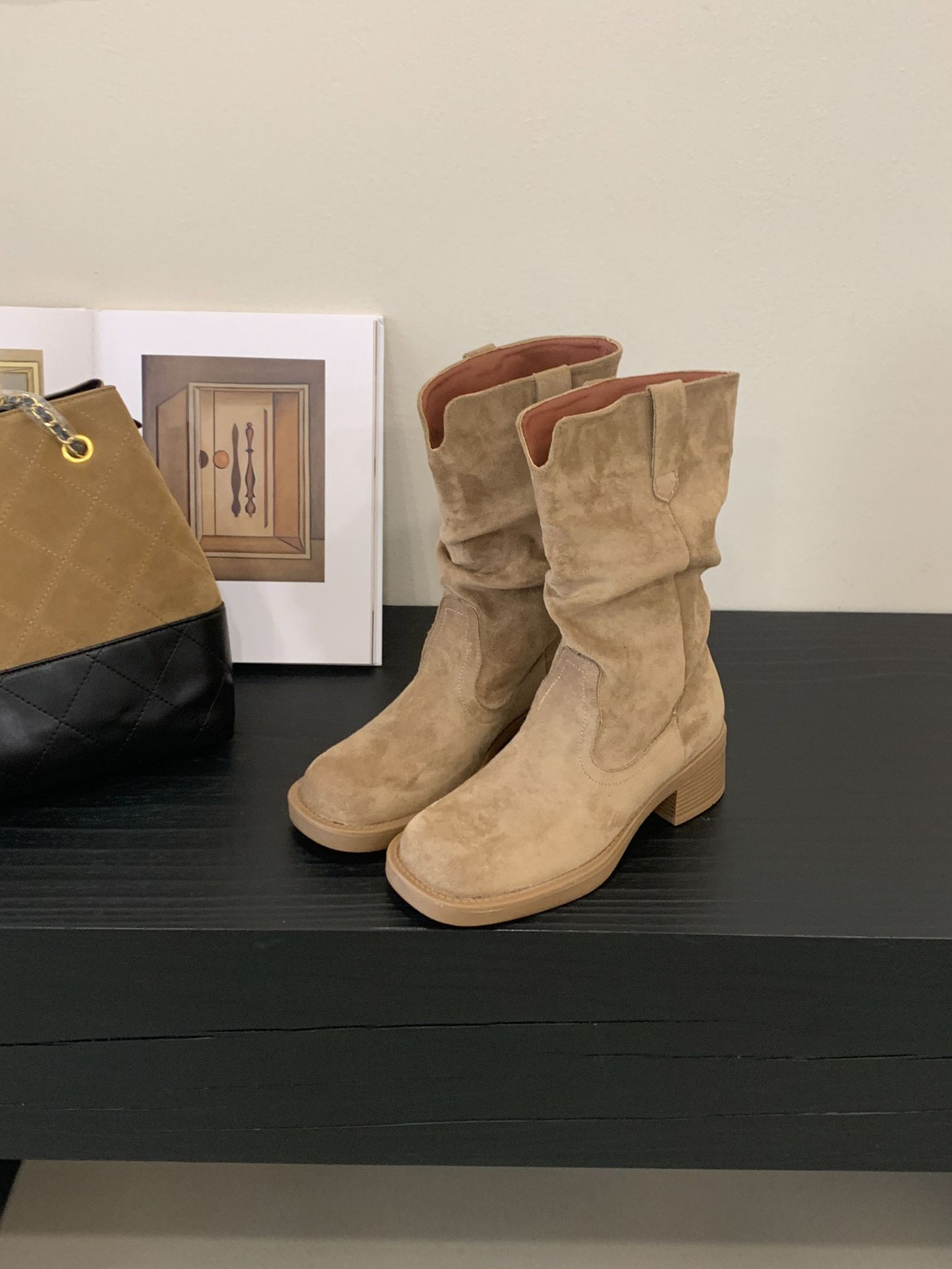 Round head pleated pile boots women s 2025 new medium tube knight boots retro western cowboy boots maillard short boots 35
Round head pleated pile boots women s 2025 new medium tube knight boots retro western cowboy boots maillard short boots 35