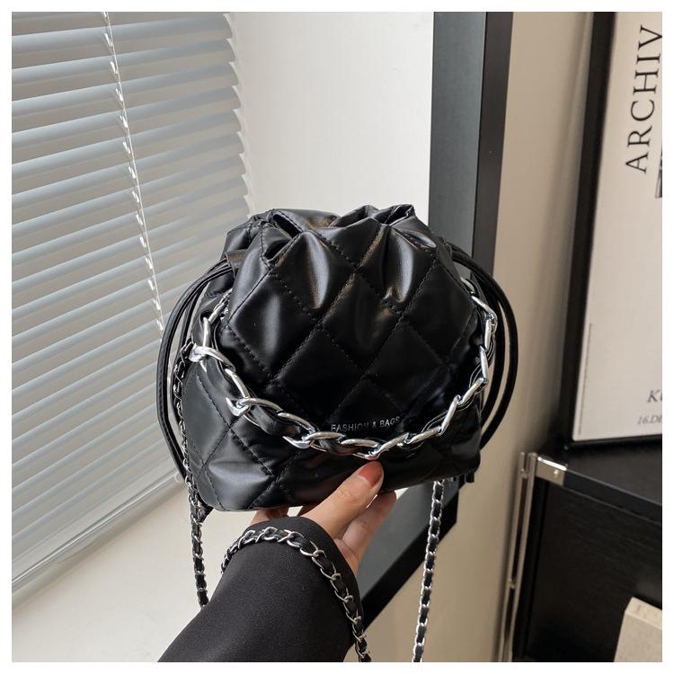 Женская 2024 Сумка-хобо из мягкой кожи - Новый весенний тренд Сумка-ведро кроссбоди с цепочкой чёрный
Женская 2024 Сумка-хобо из мягкой кожи - Новый весенний тренд Сумка-ведро кроссбоди с цепочкой чёрный